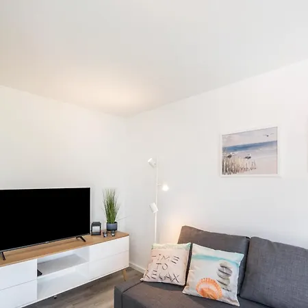Strandnahe 4 *